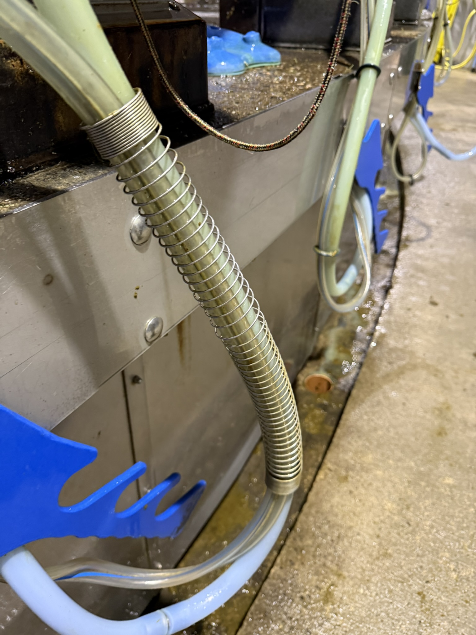 Milking Cluster Pipe Management Spring